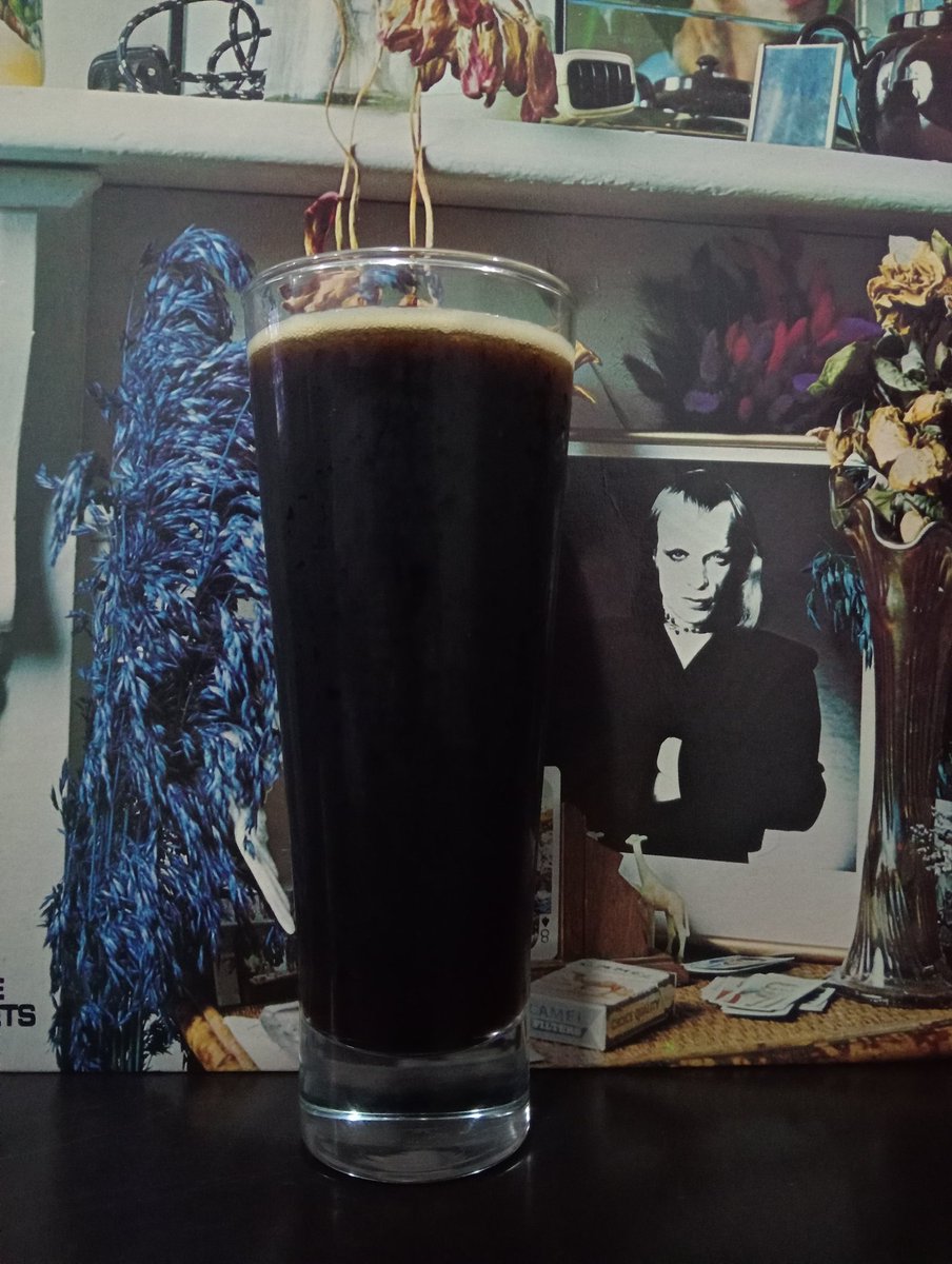FCervisia's tweet photo. Inicia el sábado de #CebadaYVinyl con Martillo de @CCHercules una Czech Dark Lager dulce y fresca con 4.5%

Here Come The Warm Jets de @brianeno 1974

#Frigus #beer #cerveza #craftbeer #beerme #beertime #beerlover #BrothelHB #drinkbeer #vinylrecords #vinylcollector #weekend https://t.co/Mv9G6eRWM0