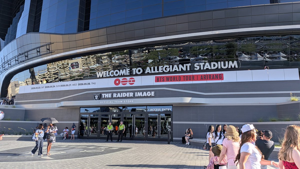 Me25True's tweet photo. Free ticket to tonight's show !! Section 411. First person to claim it's theirs!! 💜 https://t.co/tFiSd7gt3y