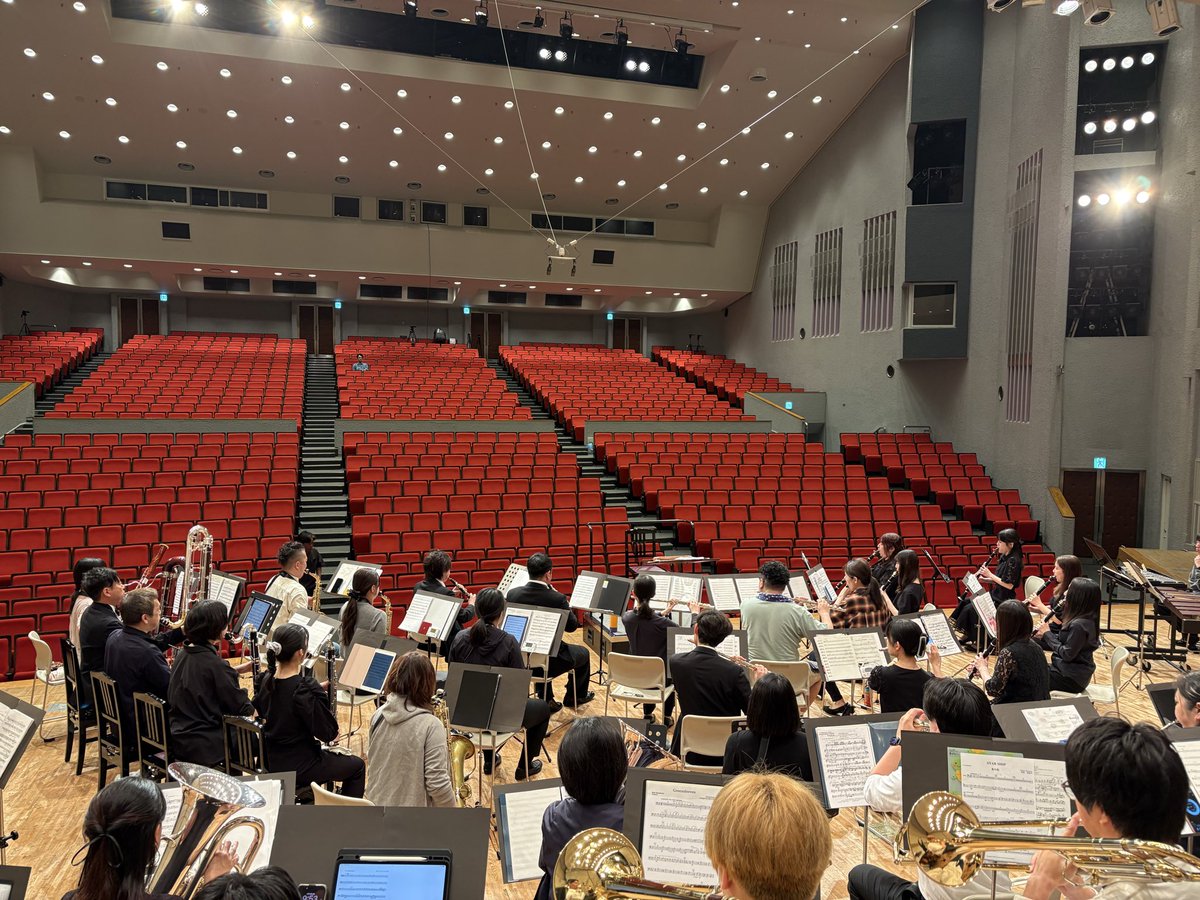 ISO1466417's tweet photo. ただいまリハーサル中です！🎶
本番に向けて、団員一同最後の調整を頑張っています✨
ご来場いただく皆さまに楽しんでいただけるよう、心を込めて演奏します！
本日はぜひ
サンパール荒川 へ！
当日ご来場もお待ちしております😊
14時から開演ですよー🎷🎺🥁
#吹奏楽 #演奏会 #サンパール荒川 https://t.co/90hZERdpCs