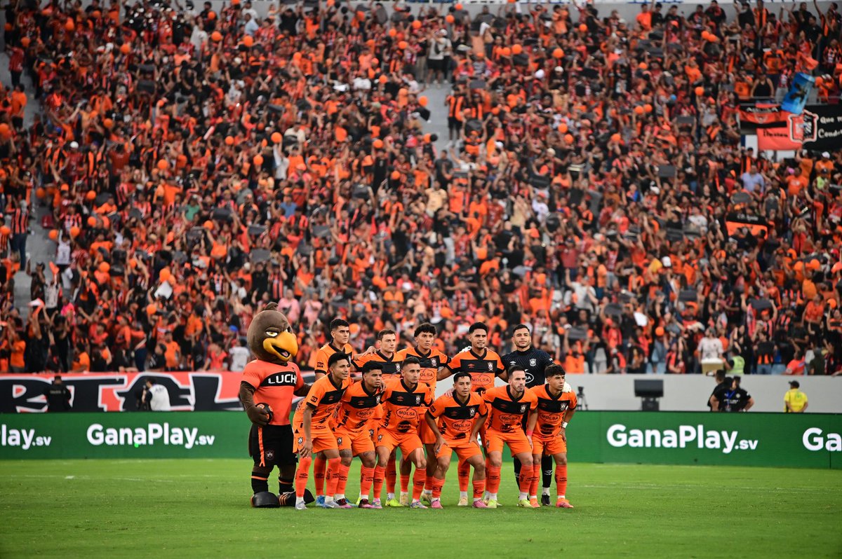SuperFutbolSV's tweet photo. ¡MEDIO TIEMPO! 🔥🏆

Termina la primera parte de la Gran Final del fútbol salvadoreño, FAS se lleva la victoria 3 - 0 ante los emplumados de Águila.

#LoVivimosComoVos #FAS #Aguila https://t.co/ORHgbFdAn6