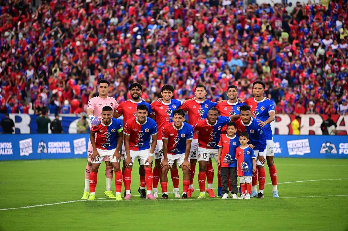 SuperFutbolSV's tweet photo. ¡MEDIO TIEMPO! 🔥🏆

Termina la primera parte de la Gran Final del fútbol salvadoreño, FAS se lleva la victoria 3 - 0 ante los emplumados de Águila.

#LoVivimosComoVos #FAS #Aguila https://t.co/ORHgbFdAn6