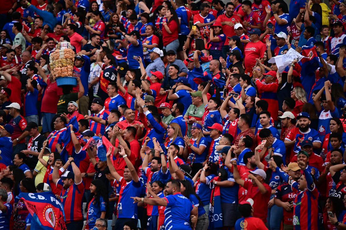SuperFutbolSV's tweet photo. ¡MEDIO TIEMPO! 🔥🏆

Termina la primera parte de la Gran Final del fútbol salvadoreño, FAS se lleva la victoria 3 - 0 ante los emplumados de Águila.

#LoVivimosComoVos #FAS #Aguila https://t.co/ORHgbFdAn6