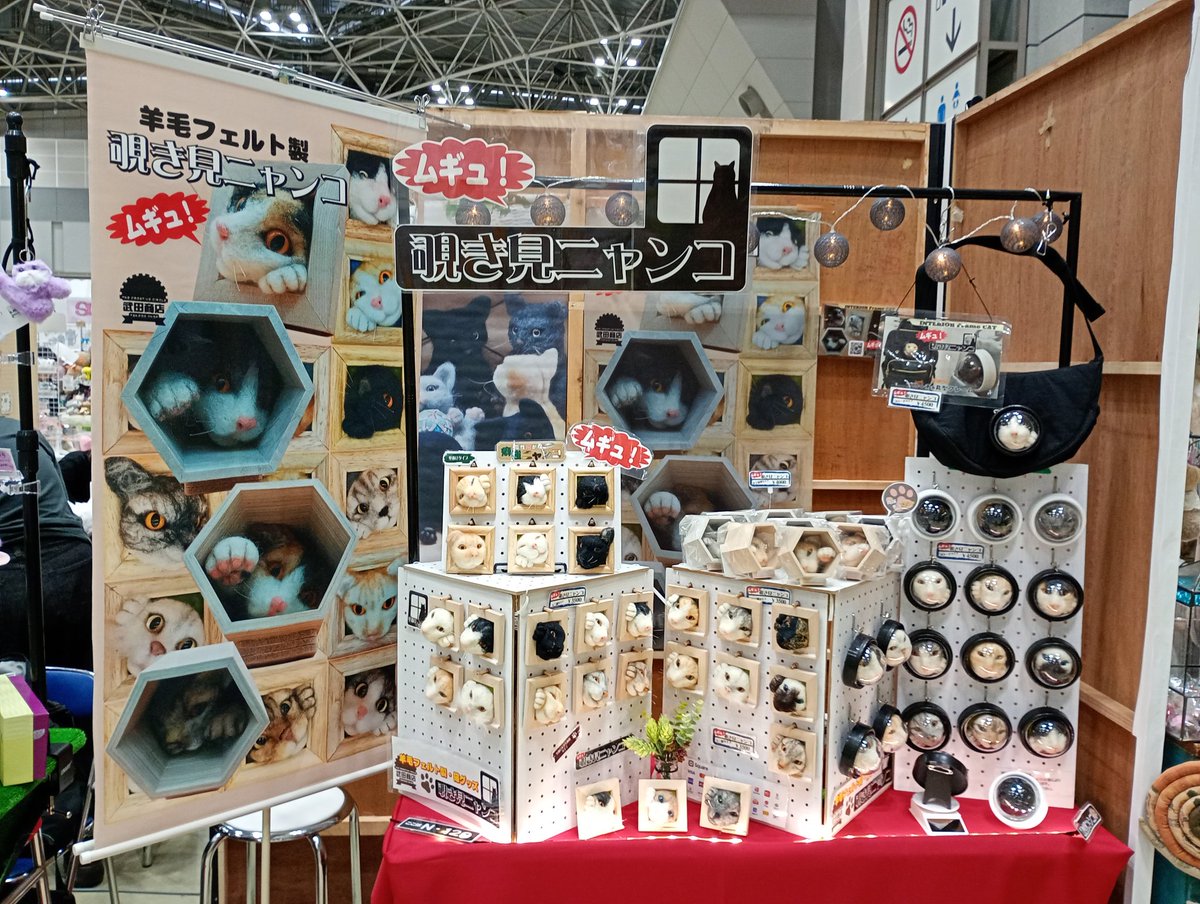 takedasora's tweet photo. デザインフェスタ63参加します。

出展名　武田商店
出展日　24(日)
ブース　西4階N129

２日目も設営完了しました。
狭い所から顔出しするニャンコとお待ちしております。
#デザインフェスタ 
#デザフェス63 https://t.co/kOwGlgHE9j