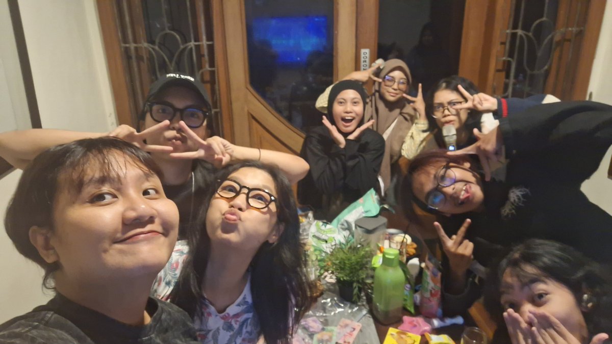 blessfullish's tweet photo. Yg tiba tiba banget bikin chant untuk My Bebi Grill Cover, otsukareeee. (Nanti video aib itu di post abby). Late post bgt enih gwej.

Minus dorichang, uri alacil. After party sama para cosplayer VERSA di CF aaaaackkkkk beneran kalian keren. https://t.co/1k8DoQOKi6