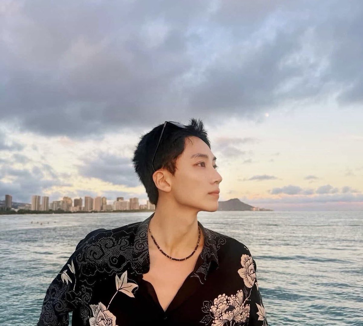 alluringmess's tweet photo. pov: si jeonghan na naka one night stand mo sa siargao four years ago na tatay ng anak mo. https://t.co/htdmwL7RFa