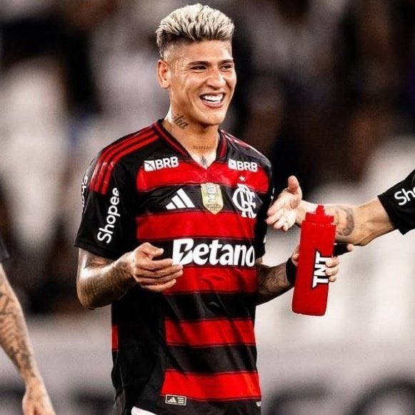 Maurormf's tweet photo. Já passou da hora de cobrar esse irresponsável.

Farra o tempo todo, expulsões constantes e ZERO cobrança da torcida. https://t.co/BXd7Kfbiuf