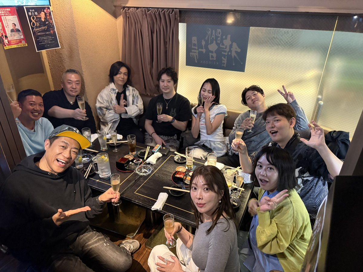 chunchun_gcu's tweet photo. 映画パッチギ、戦隊シリーズでは
ハリケンジャーのハリケンレッド役、
中村仲良し俳優塩谷瞬君。
知らない人は居ないだろう、
彼とはもう9年位のお付き合いになるか？
芸人でシンガー、はなわくん。
本家令和の虎🐯パイセンで、
とても綺麗な田中さん。
わざわざ長崎から来てくれたハギーちゃん。
出版TV水野さん、まいちゃん。
他は大切な中村友人達。
中村は全員を知ってるが、
他は当然ご縁無ければ全く知らない。
中村居なければ先ずは出逢う事は絶対に無かっただろう方々。
一生のうちに「出会う」人数はだいたい3万人程度という推計があります。
この前提に立つと、
生きている間に出会える人の割合は
3万人 ÷ 1億2000万人 ≒ 0.00025
パーセントでいうと約0.025％
つまり、日本人全体のうち約0.025％としか出会えないという確率。
と言う事で何と！素晴らしい！
昨日も出逢い、ご縁の奇跡が起きたのですね！
と言う事で昨日は楽しかったです。
皆さんありがとう！
そしてご苦労様でした(^^)
@mizunotoshiya 
@amitanaka2024 
@SHUNSHIOYA 
@hanawa_bassman 
@maiiiiisansan