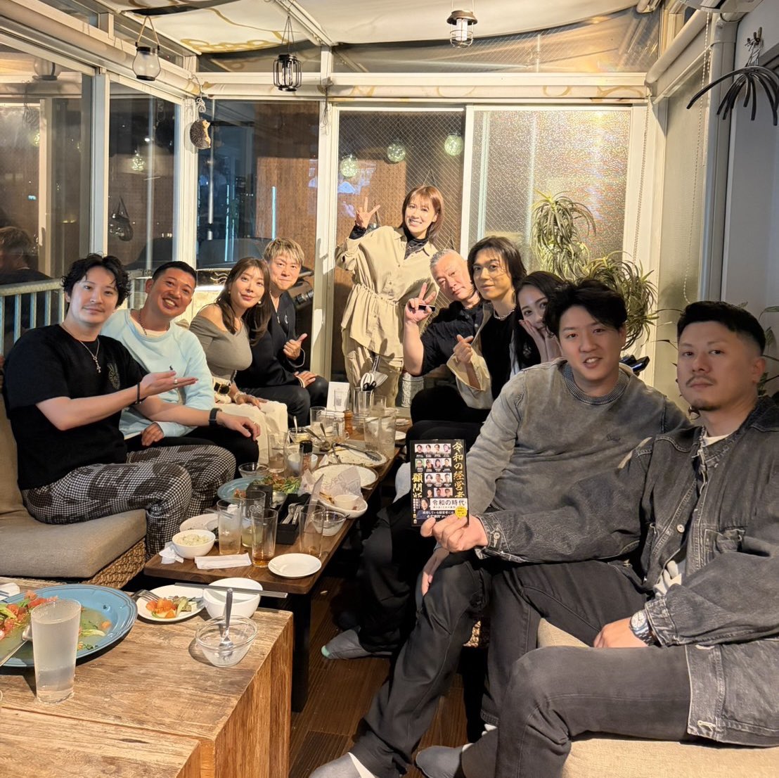 chunchun_gcu's tweet photo. 映画パッチギ、戦隊シリーズでは
ハリケンジャーのハリケンレッド役、
中村仲良し俳優塩谷瞬君。
知らない人は居ないだろう、
彼とはもう9年位のお付き合いになるか？
芸人でシンガー、はなわくん。
本家令和の虎🐯パイセンで、
とても綺麗な田中さん。
わざわざ長崎から来てくれたハギーちゃん。
出版TV水野さん、まいちゃん。
他は大切な中村友人達。
中村は全員を知ってるが、
他は当然ご縁無ければ全く知らない。
中村居なければ先ずは出逢う事は絶対に無かっただろう方々。
一生のうちに「出会う」人数はだいたい3万人程度という推計があります。
この前提に立つと、
生きている間に出会える人の割合は
3万人 ÷ 1億2000万人 ≒ 0.00025
パーセントでいうと約0.025％
つまり、日本人全体のうち約0.025％としか出会えないという確率。
と言う事で何と！素晴らしい！
昨日も出逢い、ご縁の奇跡が起きたのですね！
と言う事で昨日は楽しかったです。
皆さんありがとう！
そしてご苦労様でした(^^)
@mizunotoshiya 
@amitanaka2024 
@SHUNSHIOYA 
@hanawa_bassman 
@maiiiiisansan