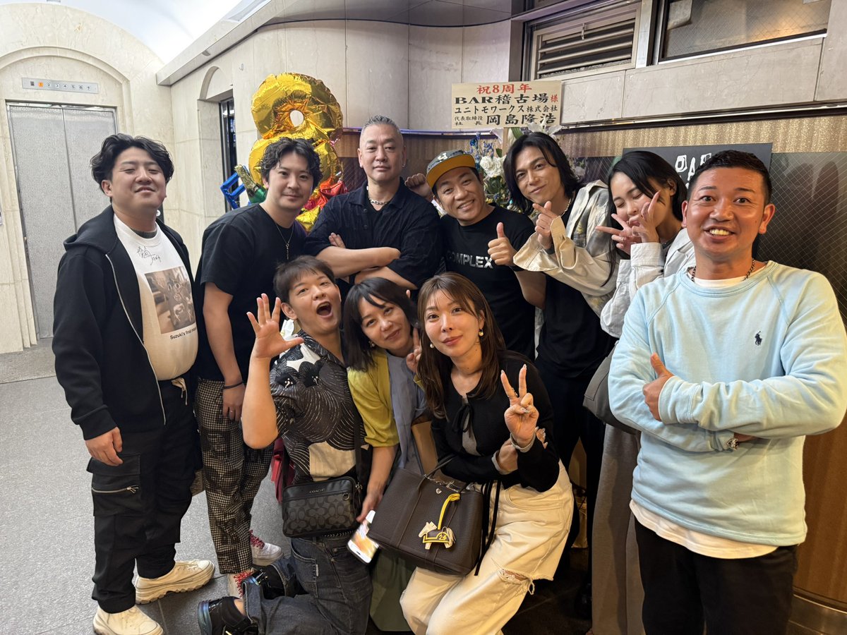 chunchun_gcu's tweet photo. 映画パッチギ、戦隊シリーズでは
ハリケンジャーのハリケンレッド役、
中村仲良し俳優塩谷瞬君。
知らない人は居ないだろう、
彼とはもう9年位のお付き合いになるか？
芸人でシンガー、はなわくん。
本家令和の虎🐯パイセンで、
とても綺麗な田中さん。
わざわざ長崎から来てくれたハギーちゃん。
出版TV水野さん、まいちゃん。
他は大切な中村友人達。
中村は全員を知ってるが、
他は当然ご縁無ければ全く知らない。
中村居なければ先ずは出逢う事は絶対に無かっただろう方々。
一生のうちに「出会う」人数はだいたい3万人程度という推計があります。
この前提に立つと、
生きている間に出会える人の割合は
3万人 ÷ 1億2000万人 ≒ 0.00025
パーセントでいうと約0.025％
つまり、日本人全体のうち約0.025％としか出会えないという確率。
と言う事で何と！素晴らしい！
昨日も出逢い、ご縁の奇跡が起きたのですね！
と言う事で昨日は楽しかったです。
皆さんありがとう！
そしてご苦労様でした(^^)
@mizunotoshiya 
@amitanaka2024 
@SHUNSHIOYA 
@hanawa_bassman 
@maiiiiisansan