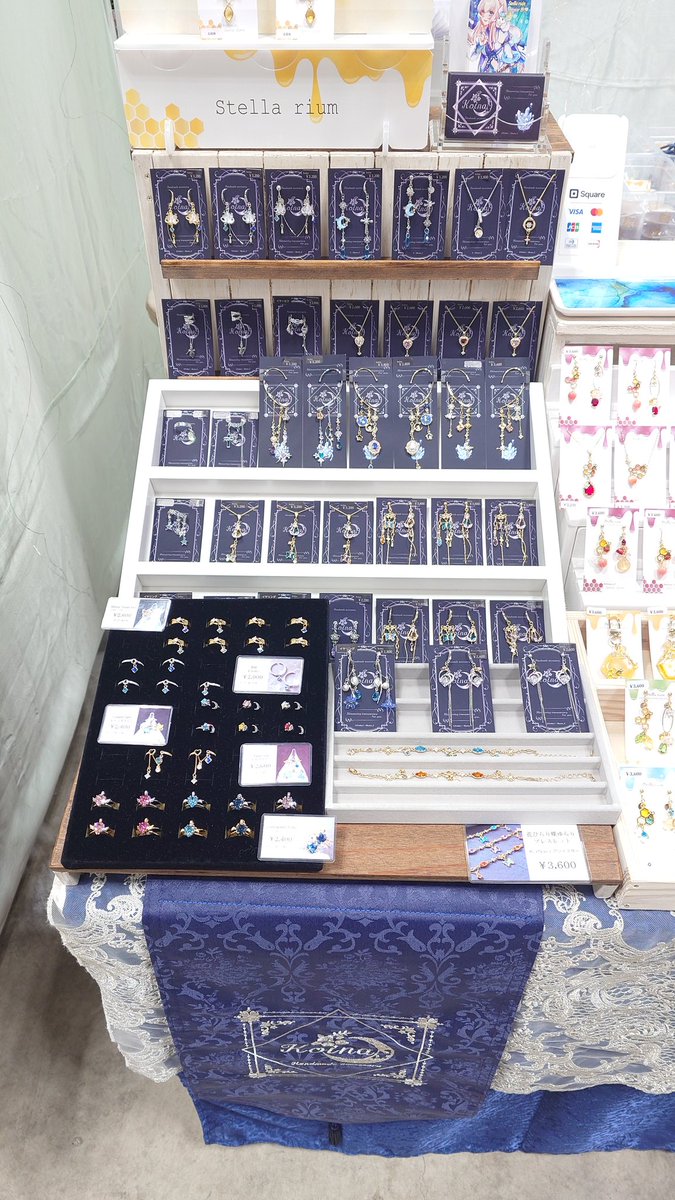 koina_Z's tweet photo. ✧*.꒰#デザフェス63 まもなく2日目はじまります。 ꒱.*✧

5/23(土)＆24(日)両日
南館4F【 R-135 , 136 】

R-135 ➸Stella rium（@shizuku_21）様＆Koina
R-136 ➸あとりえくらげ（@atelierkurage）様

今日もどうぞよろしくお願いいたします✨

#デザフェス https://t.co/FqFKW37H6A