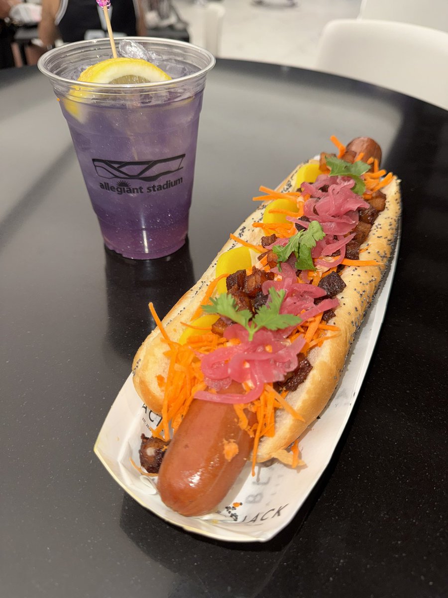 moonlesIie's tweet photo. BANH MI DOG IS SO GOOD https://t.co/t4h7Twm7YG