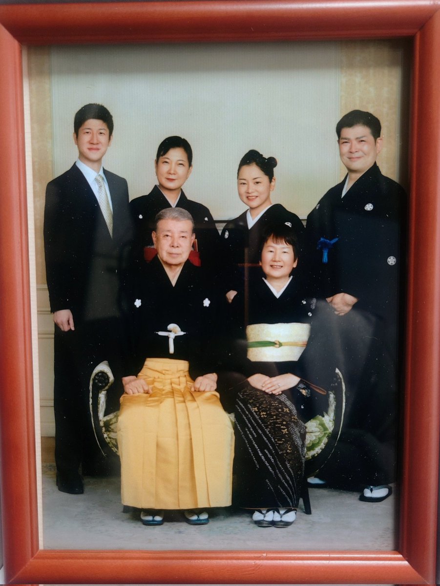 jyujyu0's tweet photo. 先日、師匠の金婚式の際に撮った一門の写真が、ものすごい家族写真ぽくてウケる。笑
#特に私と貞司くんの顔が家族写真感を出している
#師匠がカメラを前にすると笑顔になれず何度も撮り直したのも思い出だわ https://t.co/iXEymz1aTO