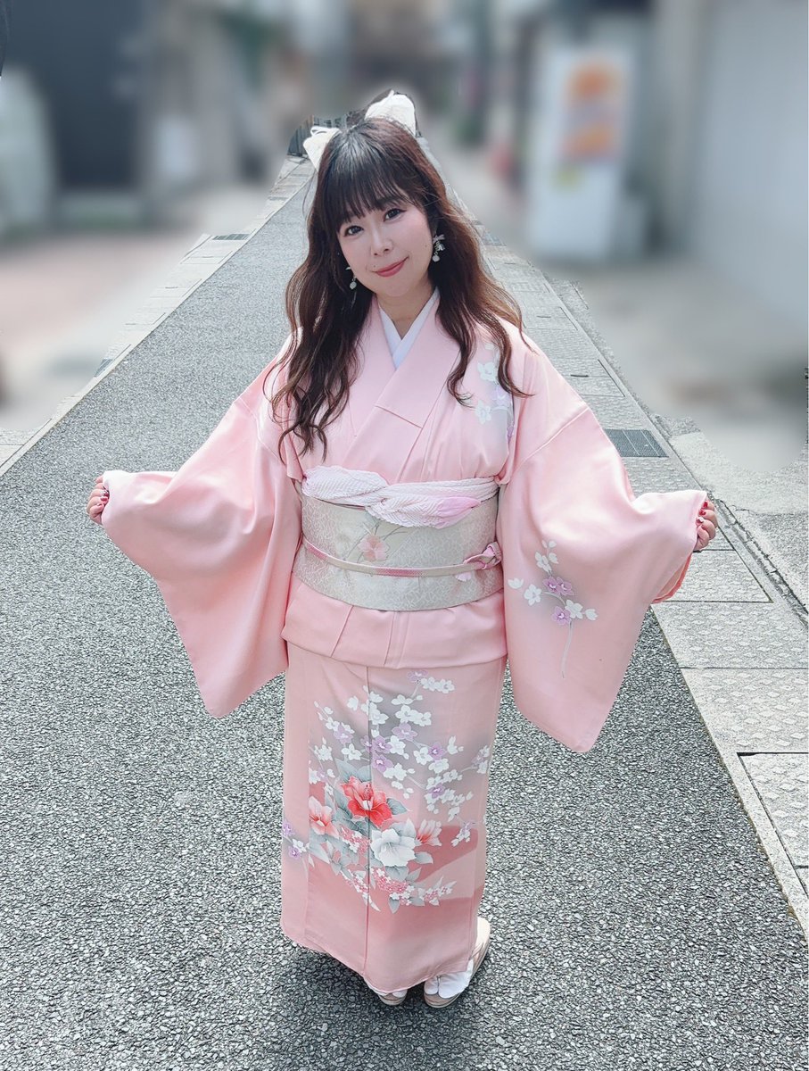ayusawamiru's tweet photo. 今年のテーマカラーはおぴんく💖!

すみれちゃんが着付けのプロなので、せっかくやからお着物を着せてもらいました🌸✨️
和装でライブは5年ぶりとかかな？
あの時は無観客やったけど、今日はみんなとめっちゃ楽しむんだー！🌈✨️ https://t.co/To4KZHjY2n