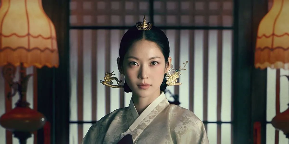 Hannie10638896's tweet photo. Queen Mother Yoon I-rang. 
What a captivating and beautiful image.
#thecrownperfect
#GongSeungYeon https://t.co/xQSwNcx4NN