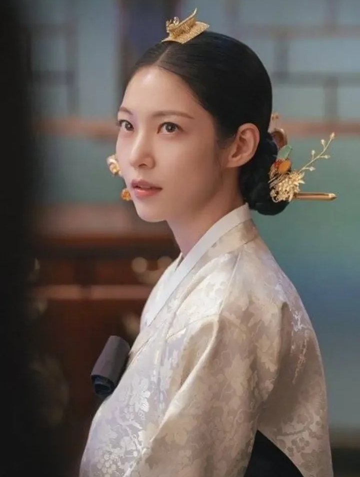 Hannie10638896's tweet photo. Queen Mother Yoon I-rang. 
What a captivating and beautiful image.
#thecrownperfect
#GongSeungYeon https://t.co/xQSwNcx4NN