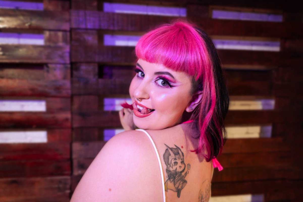 GhCuritiba's tweet photo. FOGO NO FLUXO (21:56)! 🚨 A festa está rolando AGORA e o line-up está insano! Se liga no status:

👑 No Local: iza e o casal misssanta! 💥 🏃‍♀️ A Caminho: angel devil, gotica kittyhell, nicole trans e marcela trans!
Solteiros: padr��o estrito! ❄️🤫 #Glory https://t.co/UjJuxBFOw9