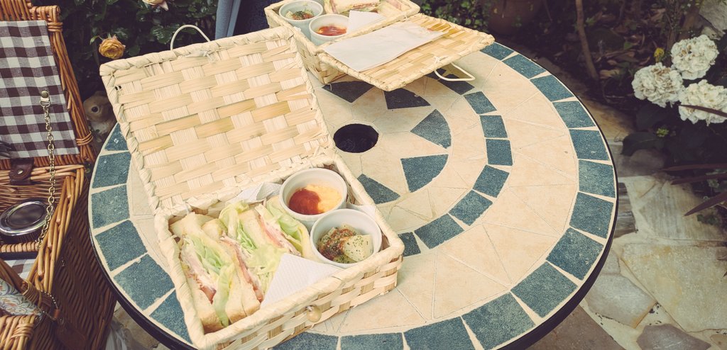 fake_face66's tweet photo. わーい、朝食ピクニック🧺 https://t.co/hrCKUZSRAU