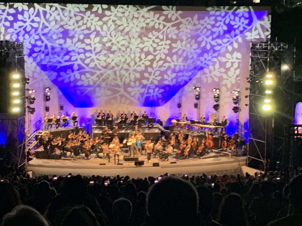 Geovmil's tweet photo. La Dimensión Latina y la Orquesta Sinfónica Ayacucho detonando la Concha Acústica de Bello Monte. Tributo a Willie Colón https://t.co/QwY7pOixBT