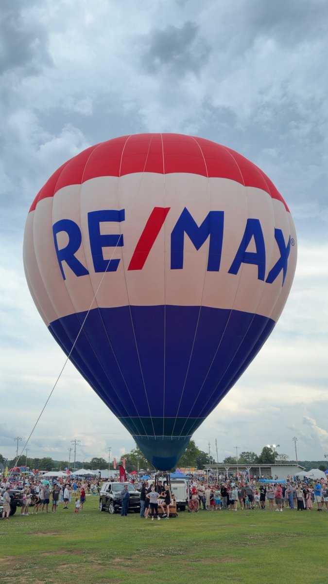 OldWorldballoon's tweet photo. Great Saturday night in Decatur. Snuck in static  for the crowd before the rain set in! @RE/MAX Platinum-Alabama provides a heck of a hot air balloon chase team! https://t.co/pP7onS94Wh