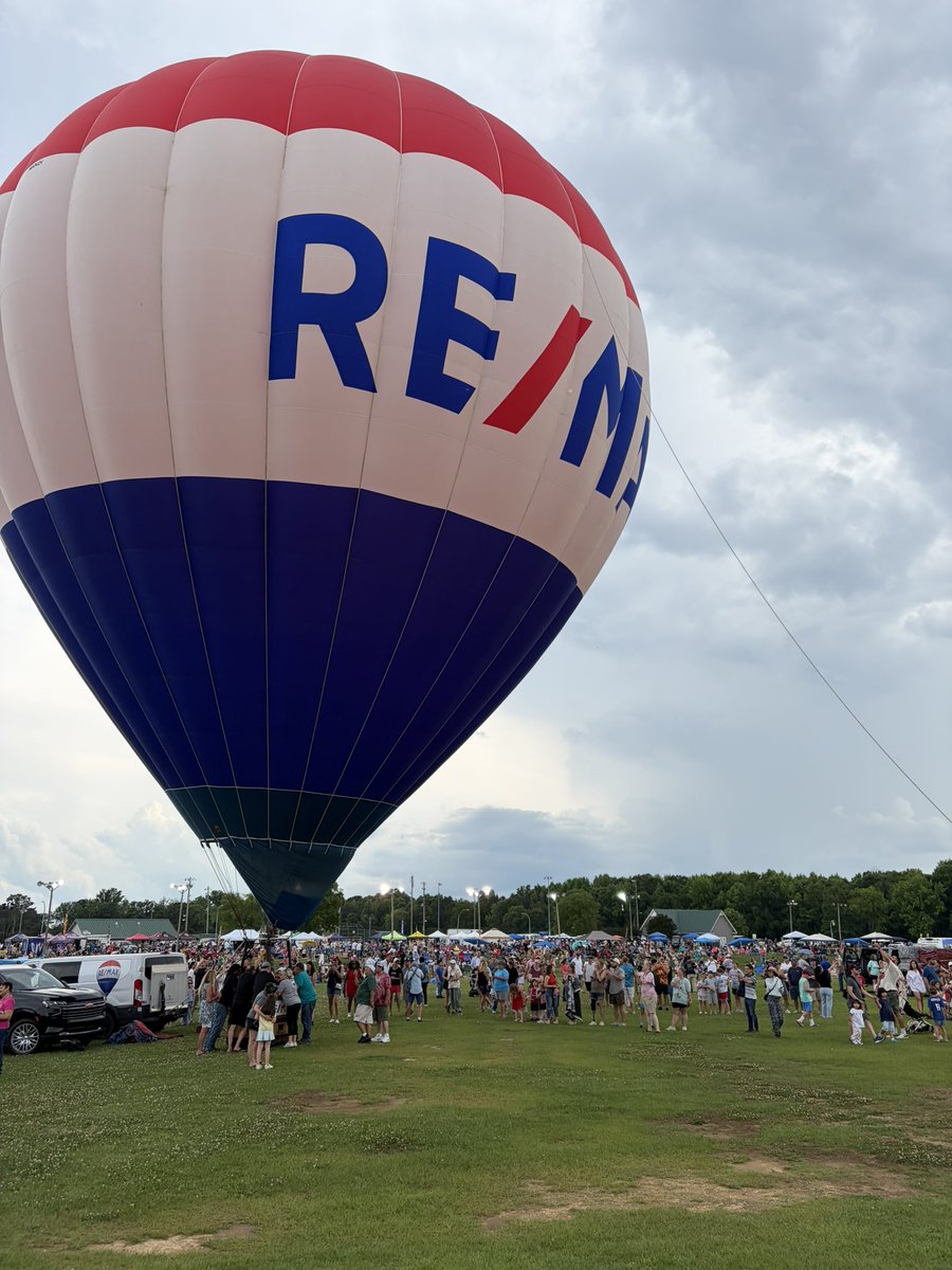 OldWorldballoon's tweet photo. Great Saturday night in Decatur. Snuck in static  for the crowd before the rain set in! @RE/MAX Platinum-Alabama provides a heck of a hot air balloon chase team! https://t.co/pP7onS94Wh