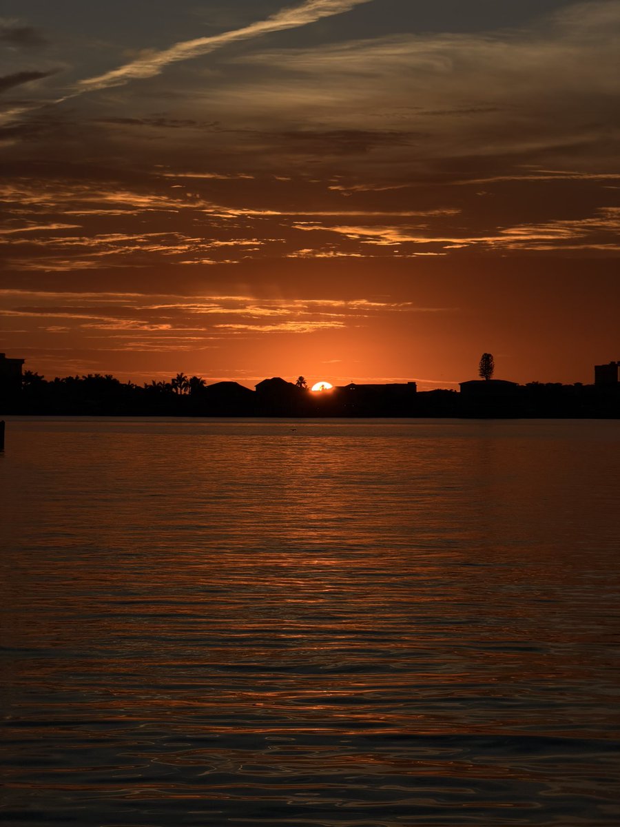 onlysantee's tweet photo. Out here catching sunsets🌅 https://t.co/MuAhT7OByL