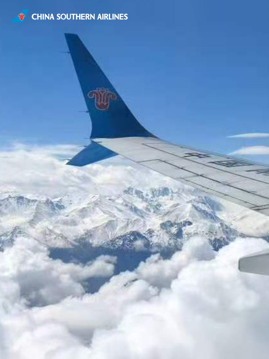 CSAIRGlobal's tweet photo. Good morning! Above the clouds, the snow-capped Tianshan Mountains stretch into view. China Southern Airlines accompanies you on your wonderful new journey.✈️
#CSAir #FlyWithCSAir https://t.co/tWspLs1n0r