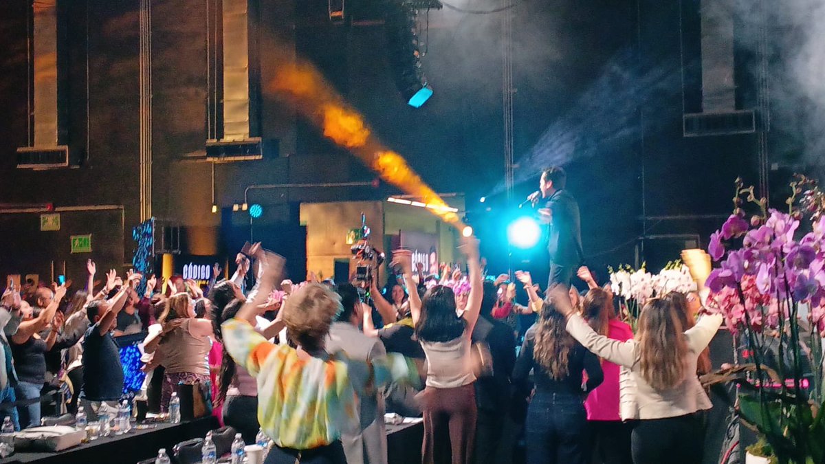 JosafatEspinosa's tweet photo. ¡Qué día tan extraordinario el de hoy! 🙌🏻✨

Gracias querido Ismael @cala mi amigo, mi mentor y el hombre que confió en mí para compartir su escenario. 

Ser tu testimonio vivo frente a esta gran audiencia fue uno de los momentos más significativos de mi vida. 🙏

Gracias @CoralMujaes por impulsar un evento tan poderoso como Código Riqueza…la energía que construyeron juntos se sintió desde el primer minuto hasta el último. 💫

Pero sobre todo, gracias a ti que estuviste ahí hoy. 🙏

Te vi bailar, llorar, cantar hasta gritar un Kamehameha que retumbó en toda la sala. 🐉✨ ¡Eso me lo llevo para siempre!

💰💵👏🏻¡A seguir construyendo, a seguir expandiéndonos y a seguir generando riqueza hoy y siempre!💰✨

#dragonball #cantanteoficial #elnuehoshowmandemexico #RealCapital #liveyourdreams