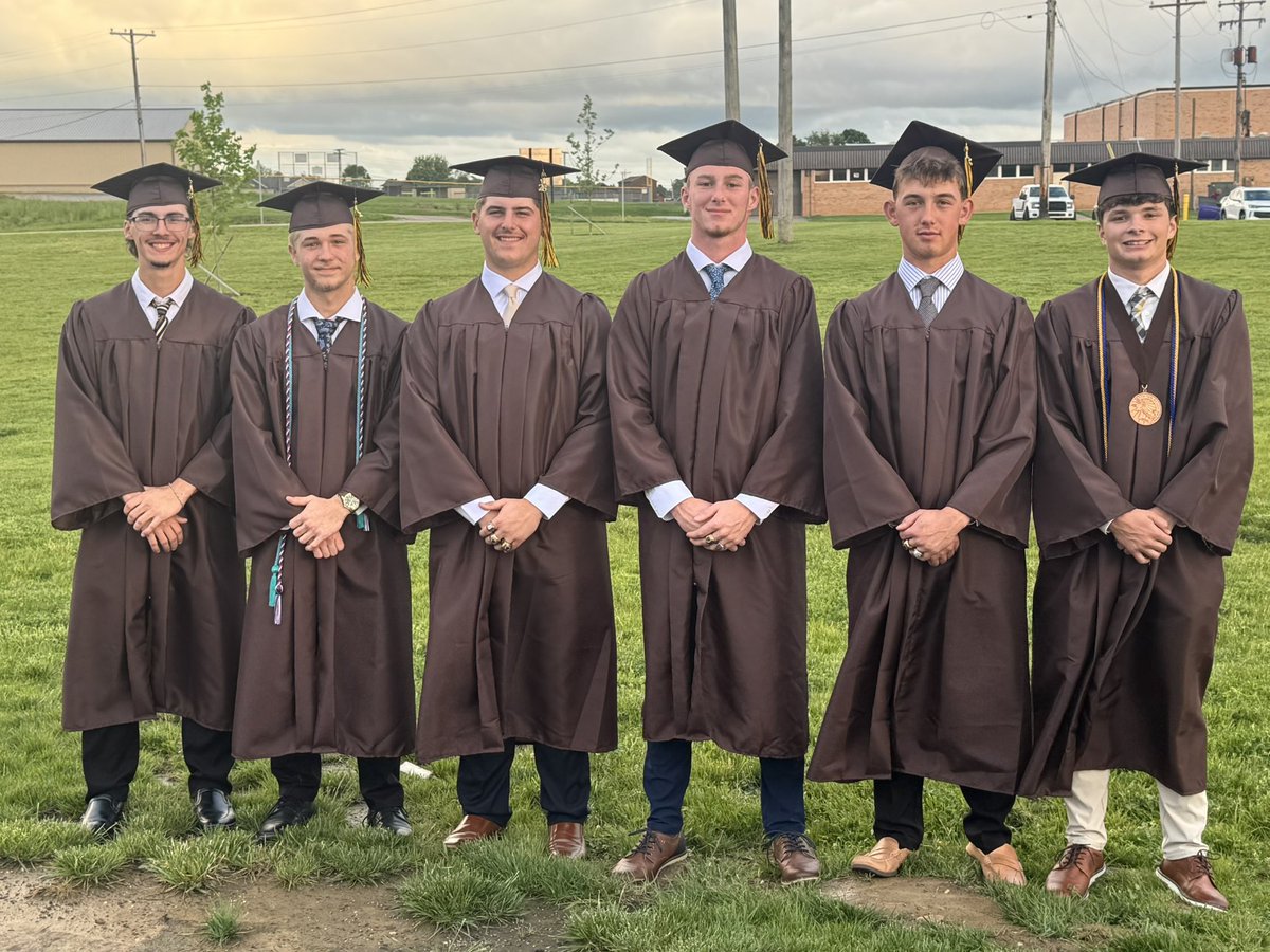 WaynedaleBSB's tweet photo. Congratulations on graduating from Waynedale High School class of 2026! Special congrats to our six seniors Collin, Alex, Kamden, Brayden, Jordan, & Hank! #SeniorPride #GoldenBearPride🐻 https://t.co/r5WjNk9s3p