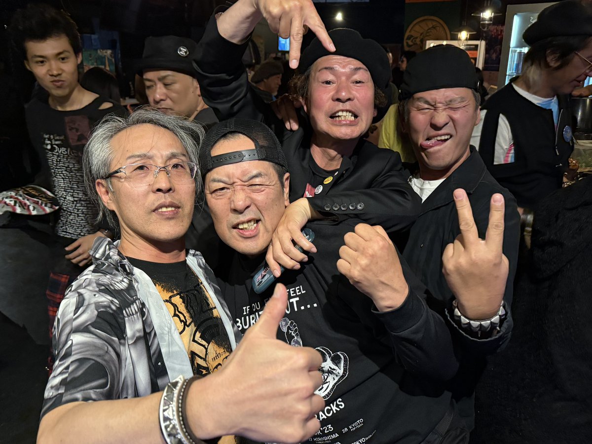THE_RYDERS_info's tweet photo. 福岡ならではの多種多様なバンドがBIG WORKIN' NOISEツアーを出迎えてくれたぜ！
U'nderway 、ANTiFAD 、ZUBROCKA サンキュー！毎回趣向を凝らしたDJ-QP TAKEOKI、まるで夜店の屋台な物販陣、いつもありがと。
THE DISASTER POINTS も大盛り上がり、ライダーズと共にこの勢いで今日は大分県宇佐を攻めるぞ！
by MOH