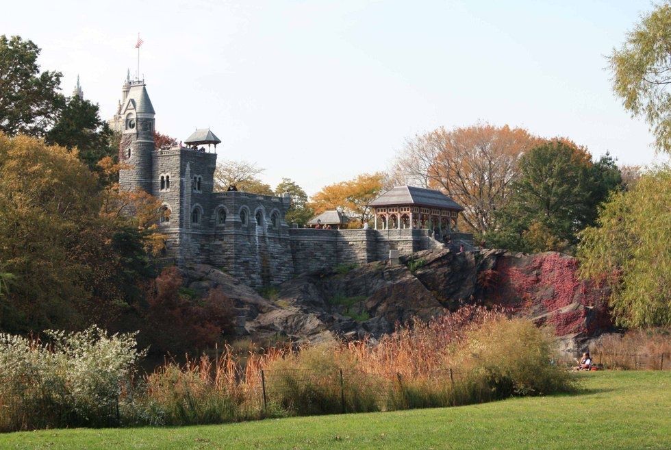 CentralPark_NYC's tweet photo. Most people walk past Belvedere Castle without knowing they can go inside. It’s free to enter, offers panoramic views from both balconies, and is still one of the most surprising things about Central Park. https://t.co/0v73pmMwEO
