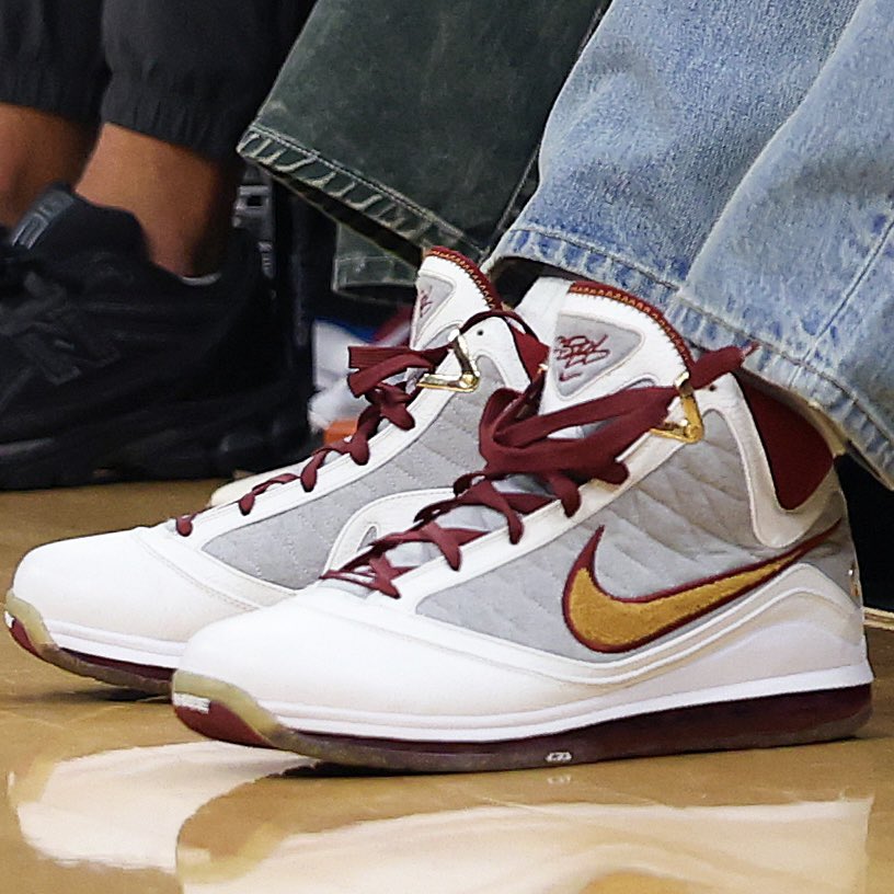 NBAKicks's tweet photo. Travis Kelce joins Taylor Swift courtside in Cleveland (LIVE on ABC) in the “MVP” Nike LeBron 7! #NBAKicks https://t.co/Cax9GiIBX2
