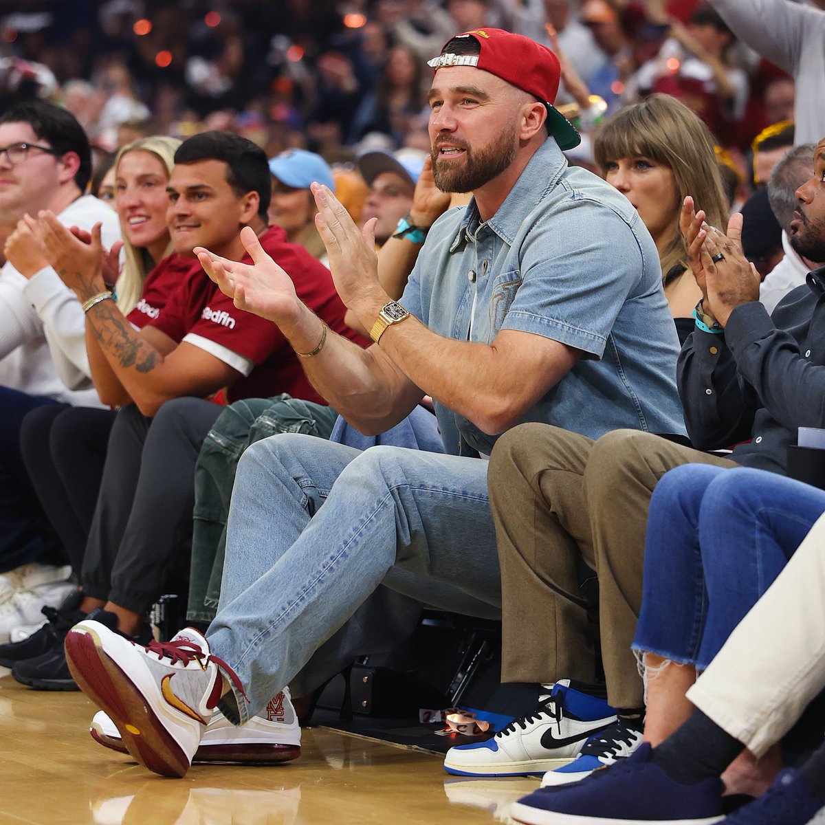 NBAKicks's tweet photo. Travis Kelce joins Taylor Swift courtside in Cleveland (LIVE on ABC) in the “MVP” Nike LeBron 7! #NBAKicks https://t.co/Cax9GiIBX2