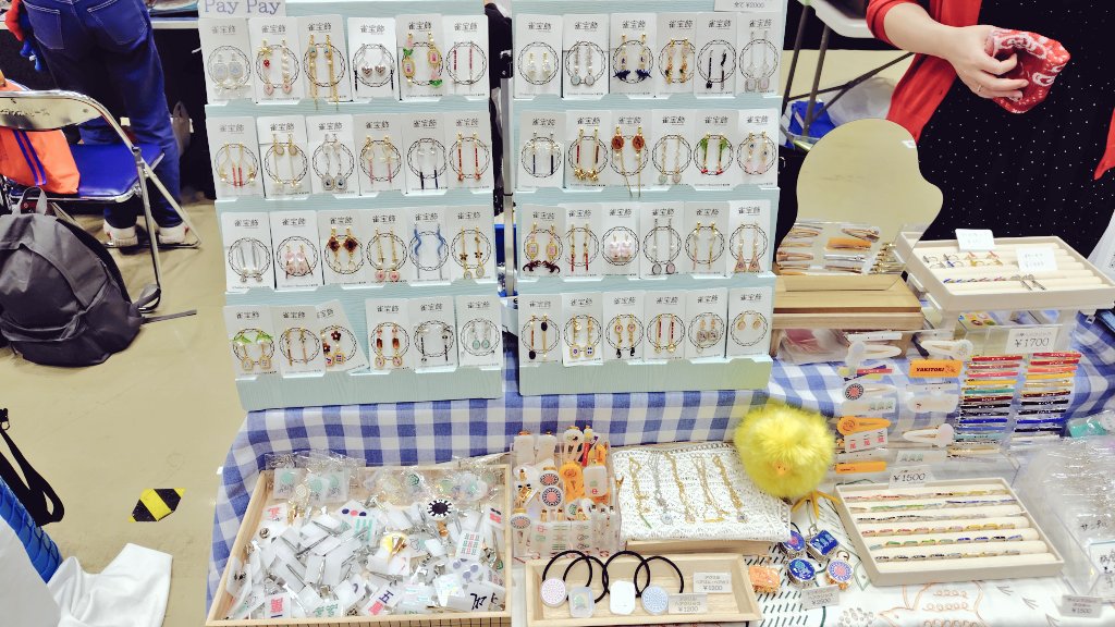 suzumejw's tweet photo. 会場しました！！

在庫はこんな感じです〜
本日もよろしくお願い致します✨️

ピアスイヤリングは交換可能です。
ピアスイヤリングとネックレスは出てないデザインの在庫もありますよ！

#デザフェス63
#麻雀グッズ
#雀宝飾デザフェス63 https://t.co/4fyFX0S6fs