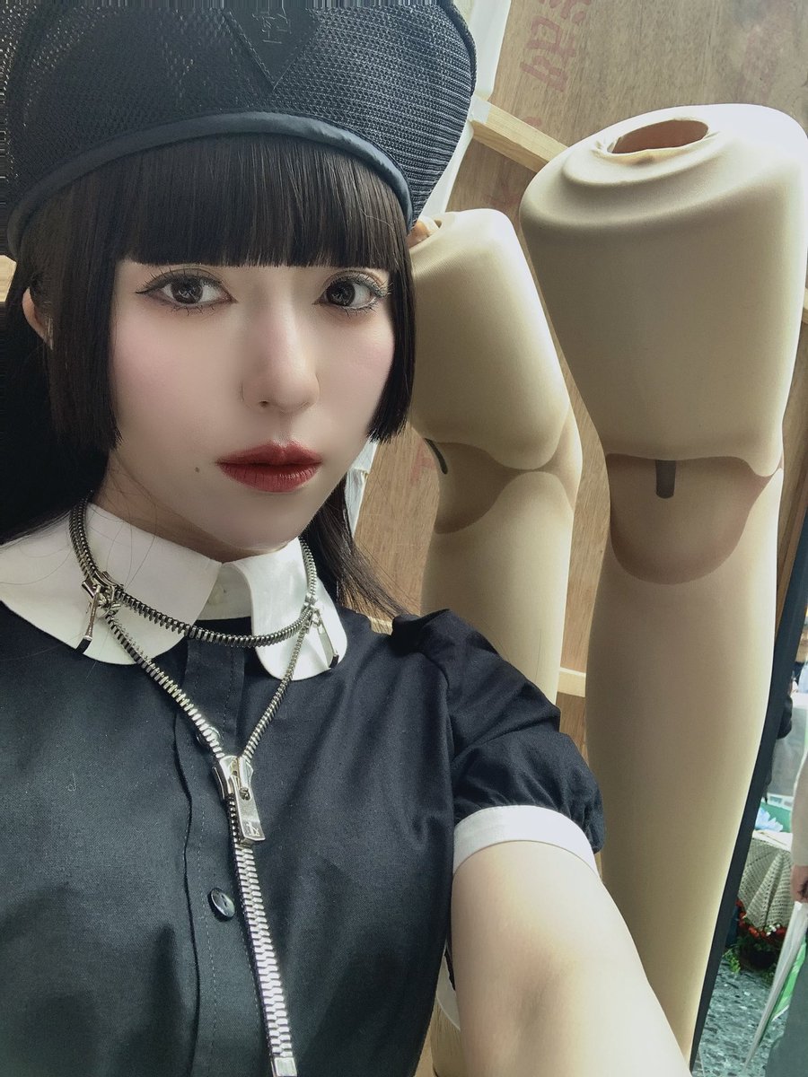 aya_doll_die's tweet photo. 昨日は #デザフェス にて球体関節ストッキングのタブロヲさんとPERSOさんの売り子をさせていただきました🖤

本日もデザフェスにて出展されているようなので、お買い物できるチャンスです💋

ファンの方にもお会いできて嬉しかったです🦭 https://t.co/glZsBADSf3