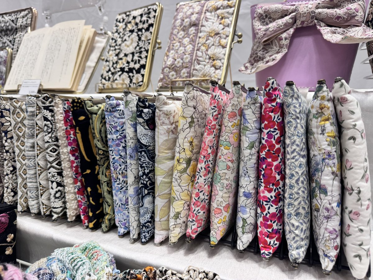 SewingCafeLUNA's tweet photo. デザフェス2日目

久しぶりにプリント生地のブックカバーも
ご用意いたしました♪

┉┉┉┉┉
SewingCafeLUNA &amp; SOLUNA
出展日：5/23-24 両日
ブース：南24 P318~321
┉┉┉┉┉

インド刺繍リボンの
がま口ブックカバー
がま口アクセサリーポーチ

#デザインフェスタ
#デザフェス63 https://t.co/42inZD1AWZ