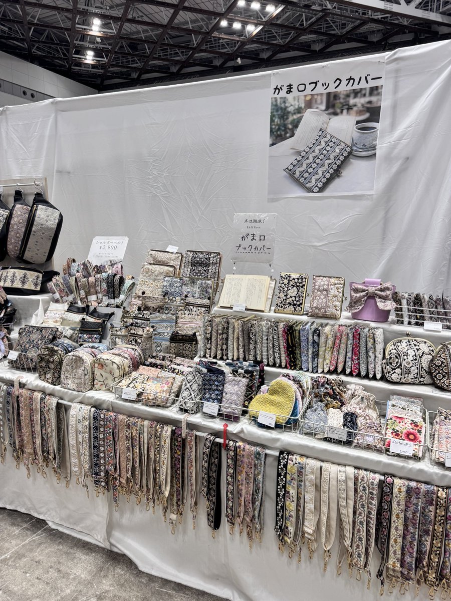 SewingCafeLUNA's tweet photo. デザフェス2日目

久しぶりにプリント生地のブックカバーも
ご用意いたしました♪

┉┉┉┉┉
SewingCafeLUNA &amp; SOLUNA
出展日：5/23-24 両日
ブース：南24 P318~321
┉┉┉┉┉

インド刺繍リボンの
がま口ブックカバー
がま口アクセサリーポーチ

#デザインフェスタ
#デザフェス63 https://t.co/42inZD1AWZ