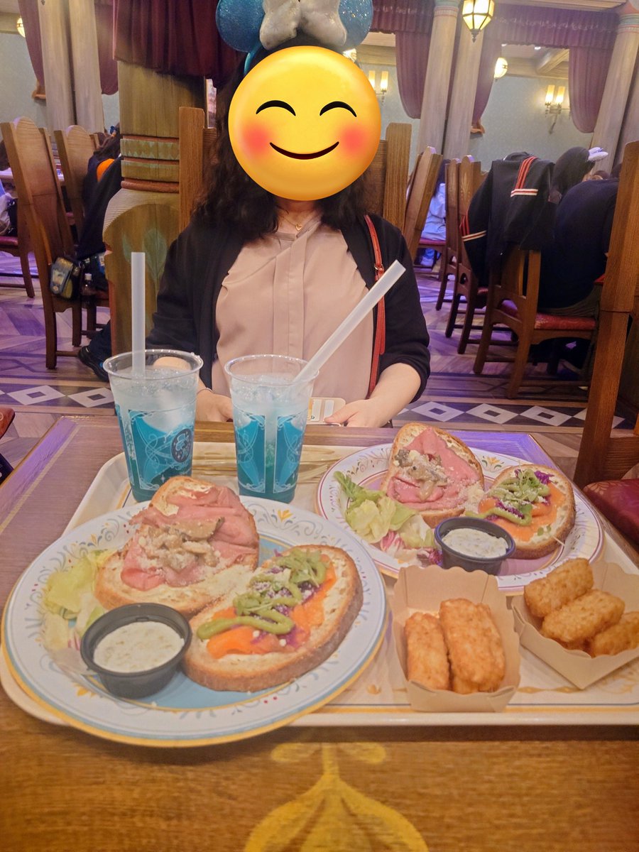 ishikyosama's tweet photo. 先月、５年ぶりにディズニー行ってきたよ。仕様がすんごい変わってた。モバイルオーダーもプレミアムパスも慣れると良いね。次回は早め予約でミラコスタへ泊まりたい。アンバサダーホテルはとっても良かったです☺
＃ディズニー https://t.co/LY0ewM90zw