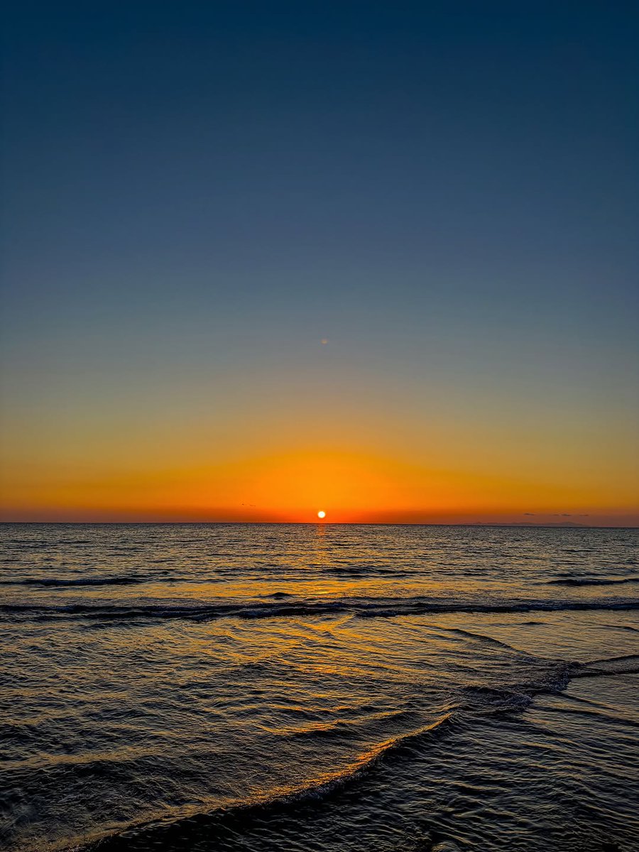 i_sonkx's tweet photo. Where the sky meets the sea, all the noise in the world just fades away."🌊🕊️ https://t.co/Vbe494HCFs