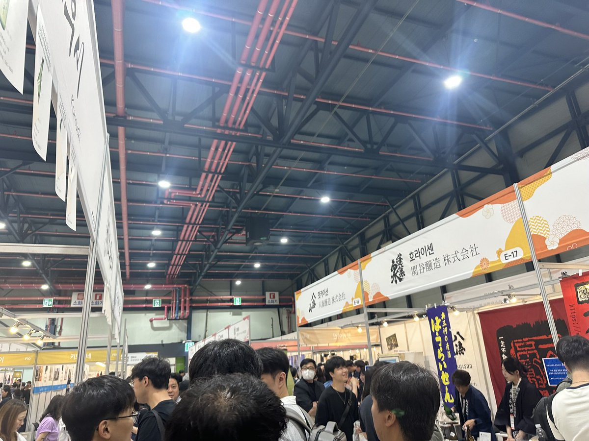 MasatoSakepedia's tweet photo. ソウル酒フェスティバルがすごい。
本当に20-30代の若者だらけ。
他のイベントと比較しても熱量が尋常ではないです。

開始前には1000人以上が並び、新潟酒の陣を思わせるよう。
日本酒がこの世代の一つのカルチャーになりつつあるようです。

#韓国　#日本酒 https://t.co/21IRsTkS5K