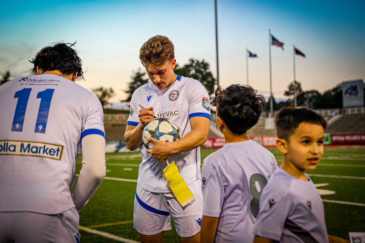 ASCNewYork's tweet photo. The Fighting Tomcats are on the road tonight. ⚽️🚌🔥

After an unforgettable night with the fans last match, We head to Rhode Island to take on AC Newport at 6 PM, carrying the energy from the supporters back home with us. 

Big thank you to @eatbettermeals for providing the team’s pre-match meals while on the road. Use code TOMCATS20 for 20% off at https://t.co/fFTq4dNVuo 🍽️💪

And shoutout to @orlincohensportsmedicine for keeping the squad match-ready all season long with elite sports medicine care. 🩺⚽️

@storyline.sports_ 
📸: @flicsbykenz