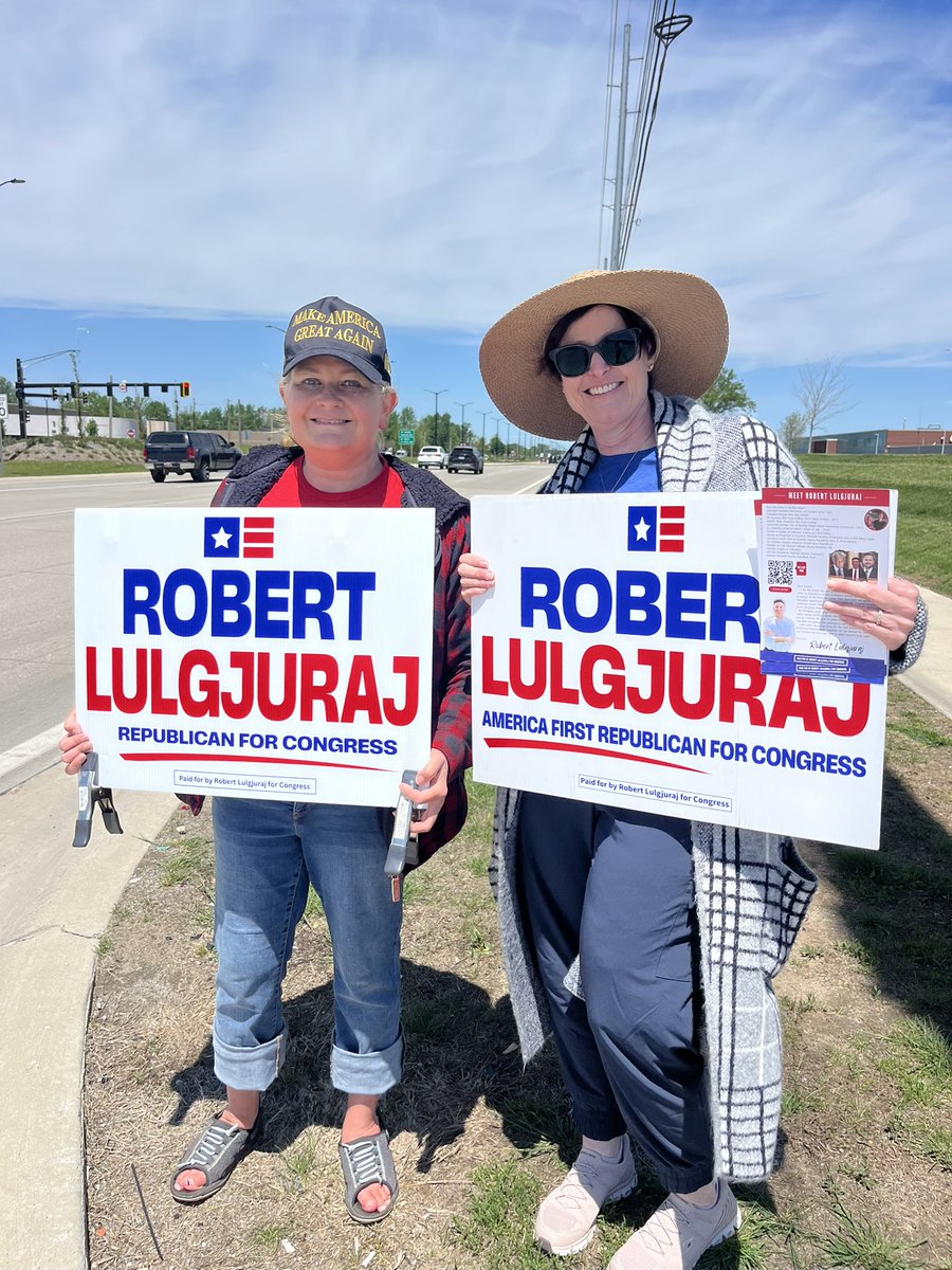 RobertLforMI's tweet photo. Joined the Auto Workers for Trump again this week and had great conversations with hardworking residents of District 10. Our workers deserve leaders who will fight for manufacturing and good-paying jobs. I’m ready to take that fight to Congress. https://t.co/VdCqRuRZ27