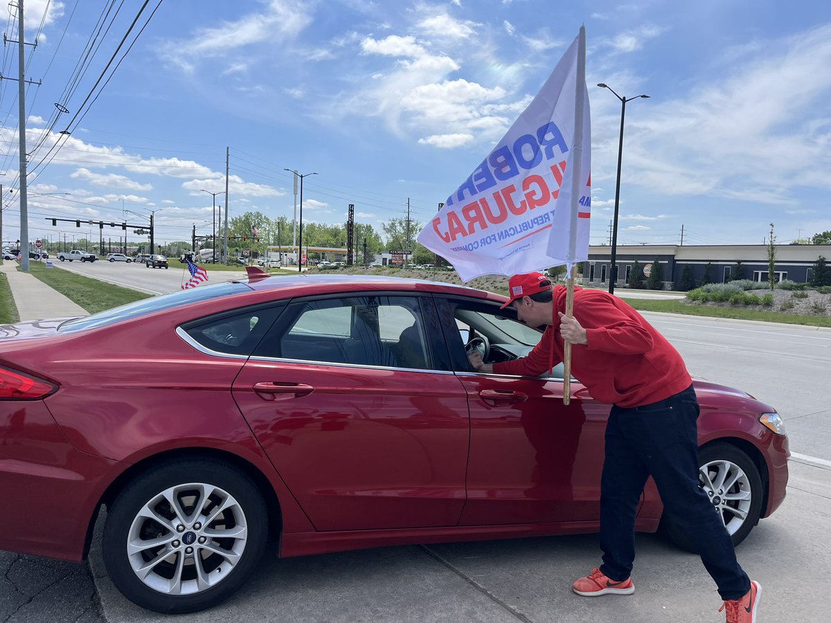 RobertLforMI's tweet photo. Joined the Auto Workers for Trump again this week and had great conversations with hardworking residents of District 10. Our workers deserve leaders who will fight for manufacturing and good-paying jobs. I’m ready to take that fight to Congress. https://t.co/VdCqRuRZ27