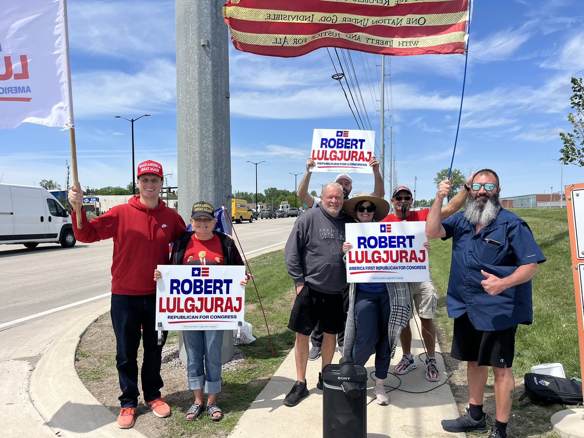 RobertLforMI's tweet photo. Joined the Auto Workers for Trump again this week and had great conversations with hardworking residents of District 10. Our workers deserve leaders who will fight for manufacturing and good-paying jobs. I’m ready to take that fight to Congress. https://t.co/VdCqRuRZ27