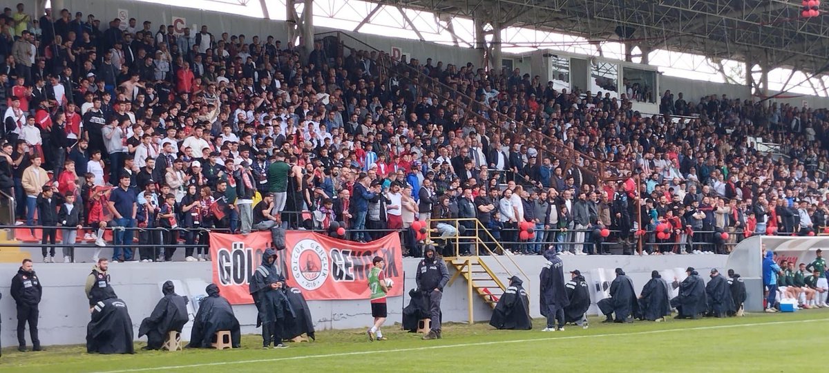 HungaMunga89's tweet photo. Şehrimizin takımı Gölcükspor 5 yıl aradan sonra yeniden profesyonel liglere döndü.

Tebrikler şampiyon Gölcükspor. https://t.co/QJ7knGwH04
