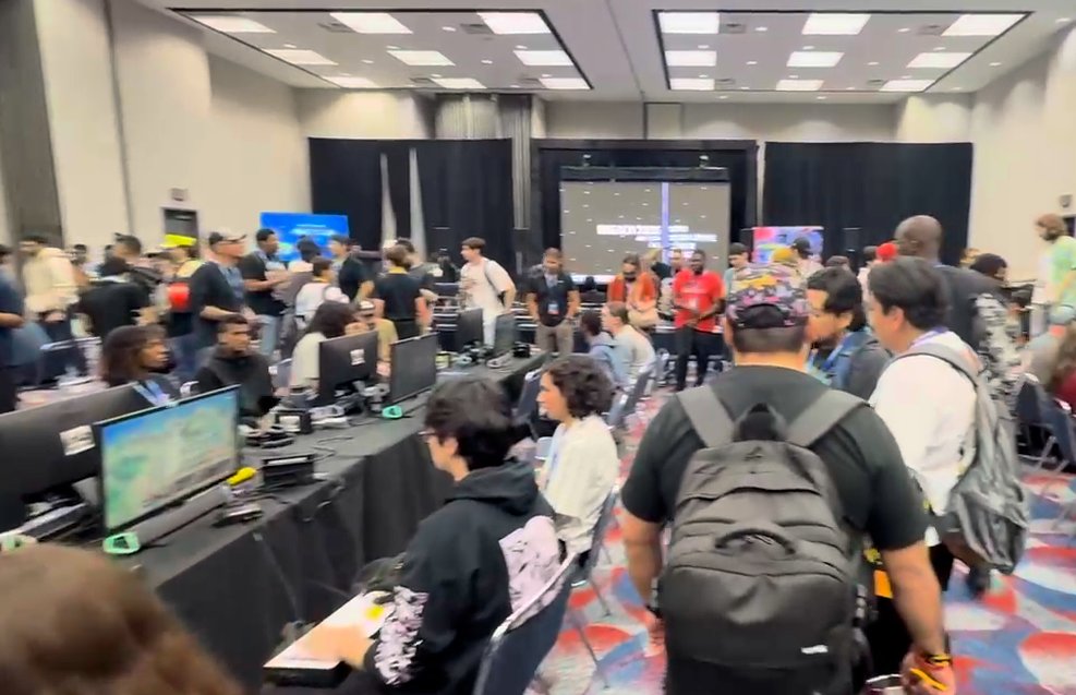GodSpeedES's tweet photo. @Comicpalooza LAN was amazing! 😍

Shoutout to @lethalBLWR, great performance. https://t.co/ZomKWPd1OS