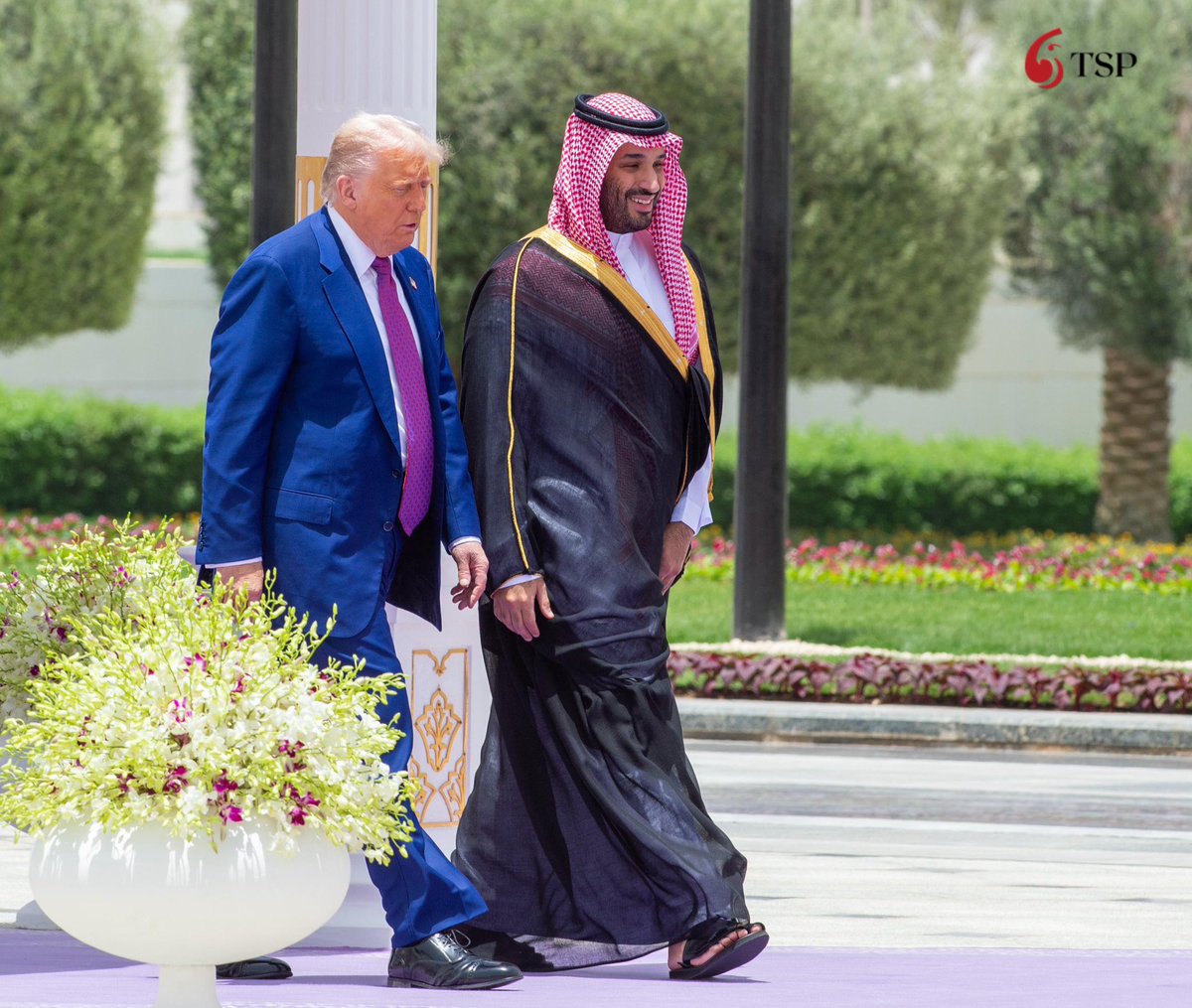 تغريدة ترامب عن إعادة فتح مضيق هرمز: تحقق من المعلومات