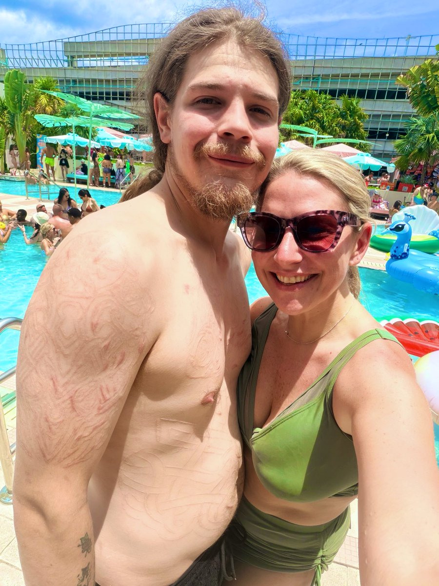 SparkDaddyy's tweet photo. Take me back to Miami 🙏🏼😭 I miss my friends lol @BlaizeyBBy @itssophiasloane @BigBear4Cuddles @Cutiepiespanks @AryaFrei https://t.co/x4dpGnfkF3