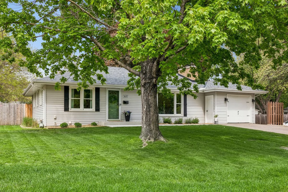 polovitz's tweet photo. 4BR/2BA COMING SOON IN SAINT LOUIS PARK! Showings start Thursday, May 28th.

OPEN HOUSE: Saturday, May 30th from 11:30 AM-1:00 PM

Property: 1600 Louisiana Avenue S | Saint Louis Park, Minnesota
Listed at: $425,000
Listed by: #POLOVITZGROUP | @Compass 

https://t.co/YlgjYNVMnX https://t.co/44zgZaCbkk