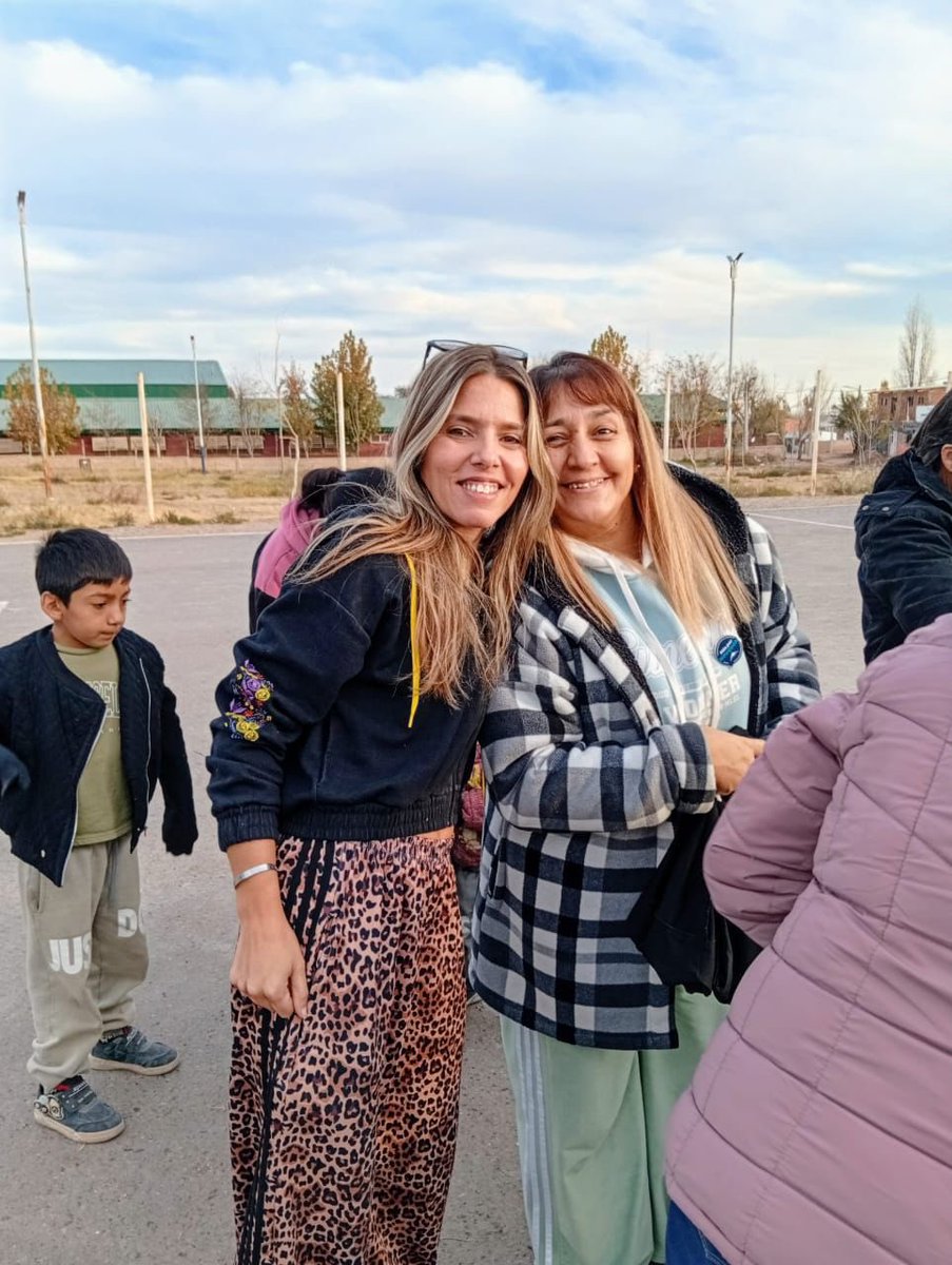 CQuintriqueoOk's tweet photo. Otra jornada más del ropero solidario.🤝

La compañera Maira lleva adelante esta tarea solidaria en la Cuenca XV, acompañando a quienes más lo necesitan.
El ropero solidario abriga a quienes un sistema injusto empuja a la intemperie.
Cada prenda compartida es también un abrazo, una muestra de acompañamiento y esperanza.

Tu solidaridad abriga, contiene y abraza a quienes hoy se encuentran más desprotegidos.
#MásPorNeuquén
#Neuquen #ZonaFría