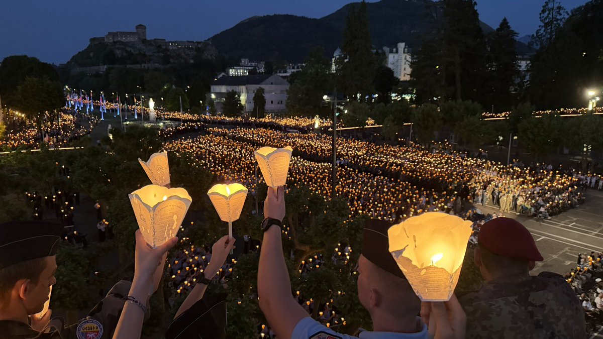 lourdes_france's tweet photo. Le peuple de Dieu marche vers son Fils à Lourdes. 

Une 66ème édition du PMI qui illumine la nuit lourdaise et fait planer un beau souffle d’espérance. https://t.co/QZ2XPFNBZD